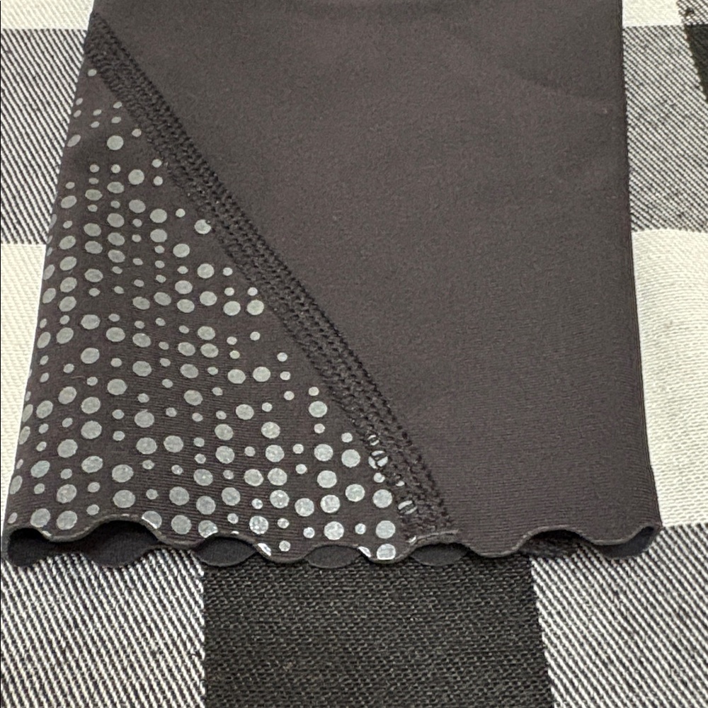 Lululemon Tight Stuff Black Gray Reflective Dots Scalloped Hem Leggings Tights 4 - Picture 15 of 16